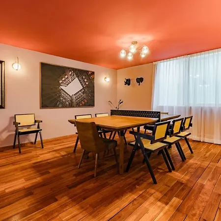 Stylish Getaway With Patio, Near Top Attractions